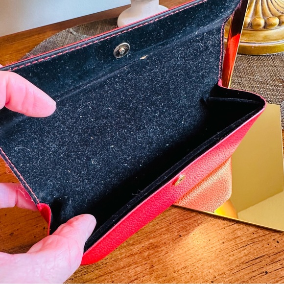 GUESS RED SUNGLASSES OR GLASSES CASE GREAT CONDITION 6.5” W - 3”H - 2”D STYLISH - Picture 5 of 5